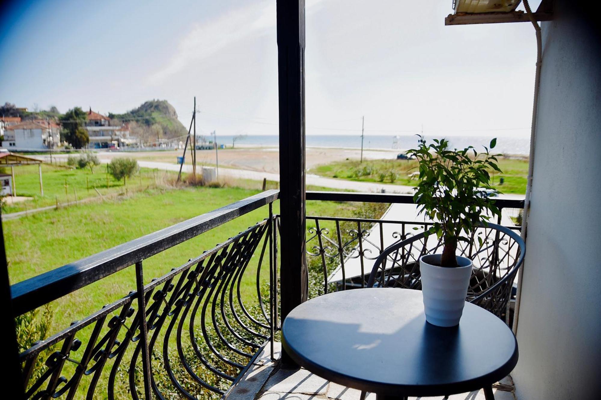 Room Nine 9 Beachfront Apartments Nea Kallikrateia Exterior foto