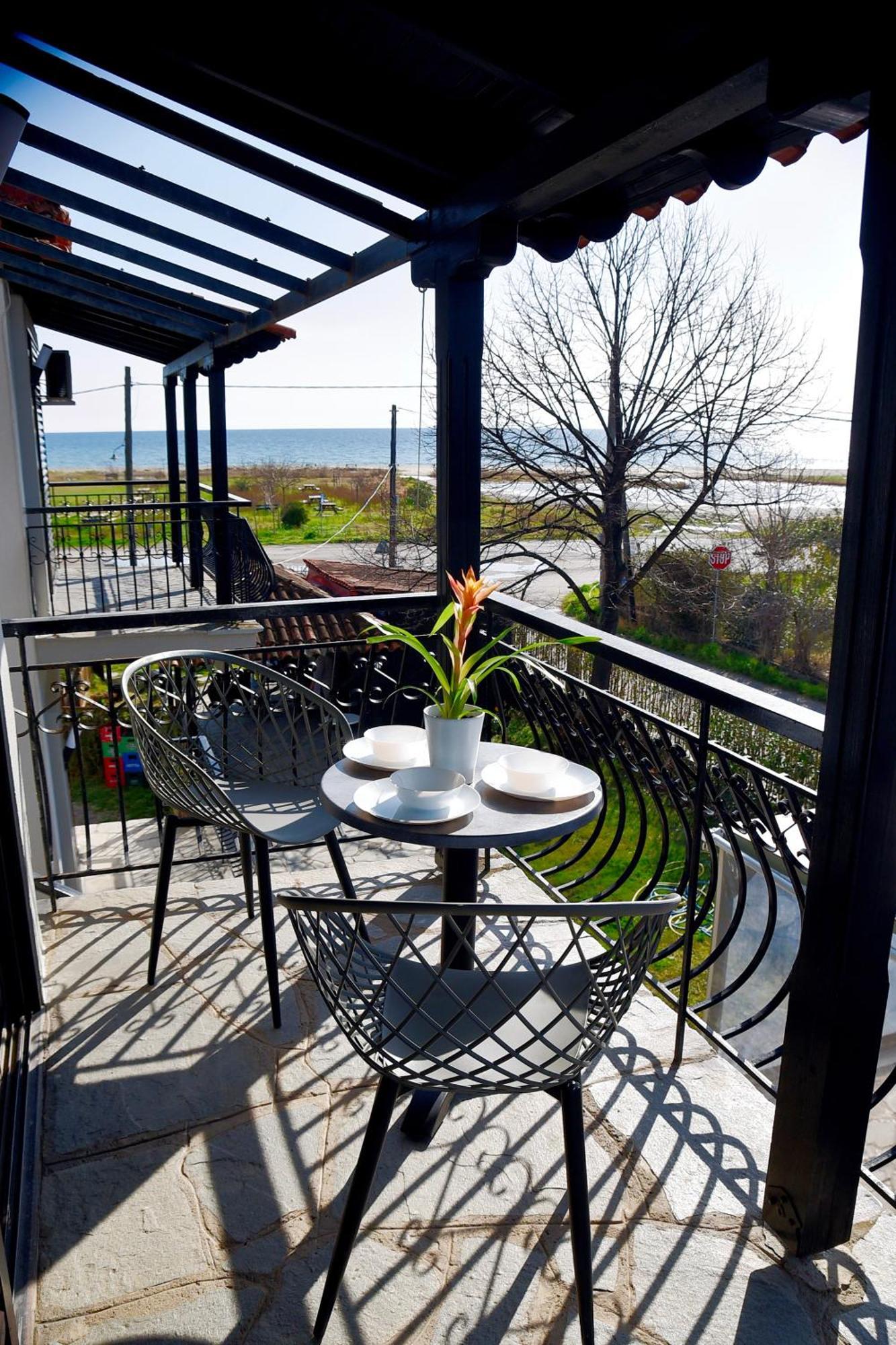 Room Nine 9 Beachfront Apartments Nea Kallikrateia Exterior foto