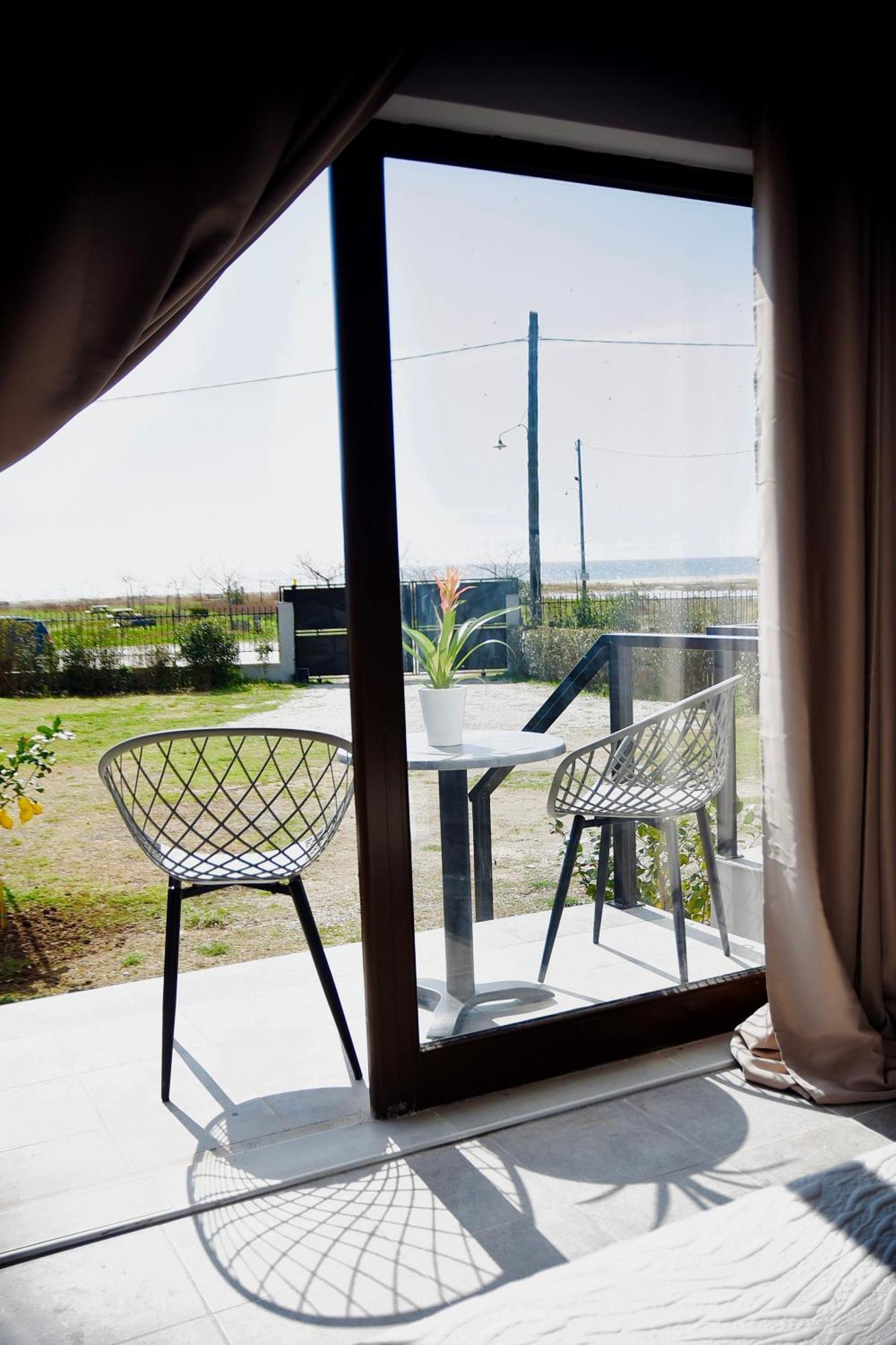 Room Nine 9 Beachfront Apartments Nea Kallikrateia Exterior foto