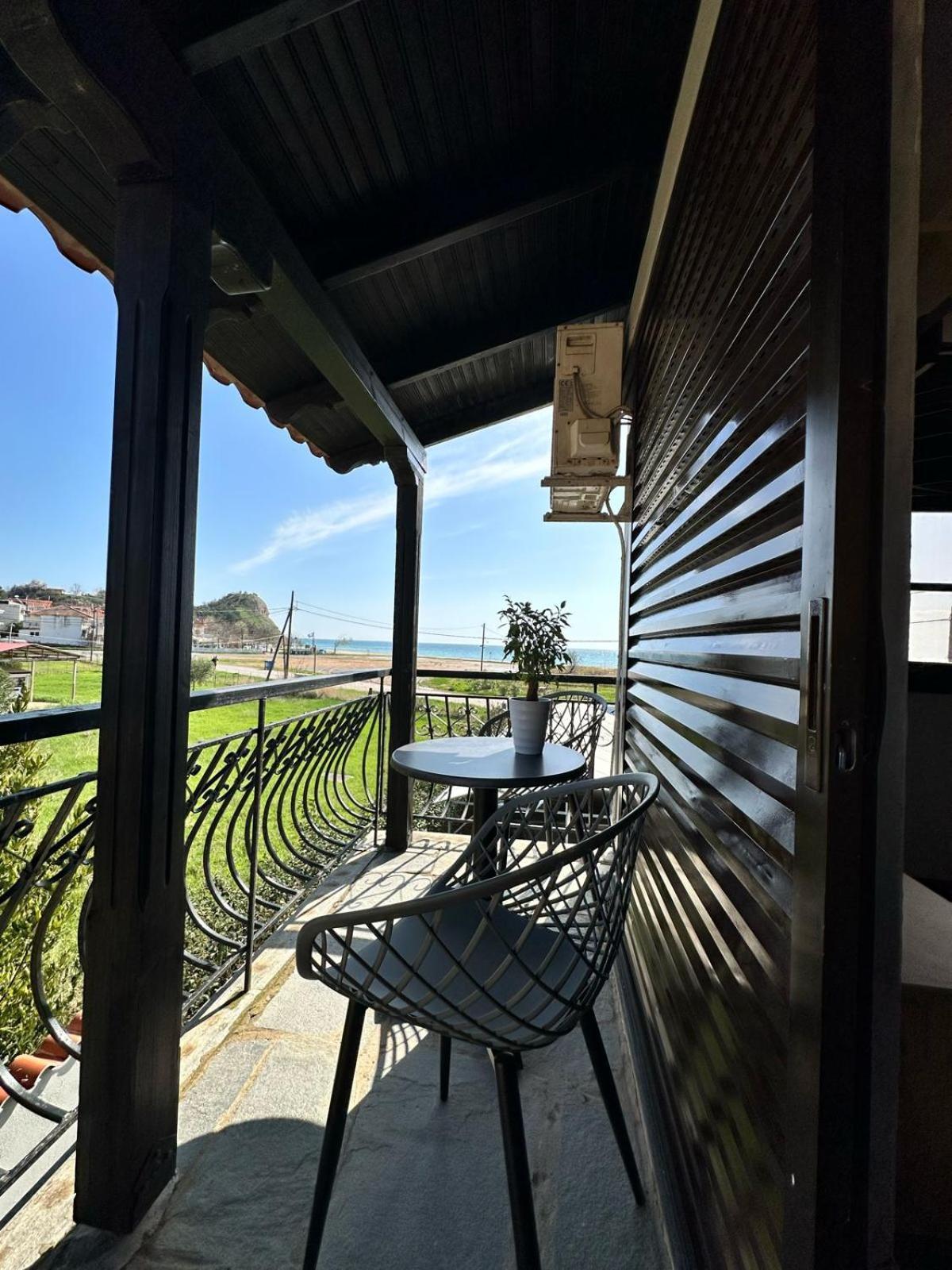 Room Nine 9 Beachfront Apartments Nea Kallikrateia Exterior foto